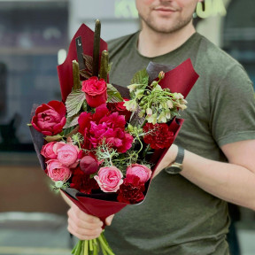 Цікавий букет в бордових тонах «Комплімент від Графа»