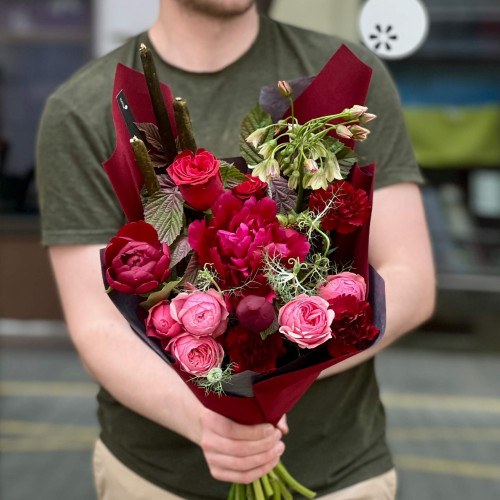 Цікавий букет в бордових тонах «Комплімент від Графа»