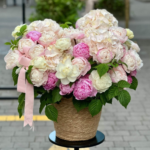 Шикарна композиція з півоніями та гортензіями «Розкіш почуттів»