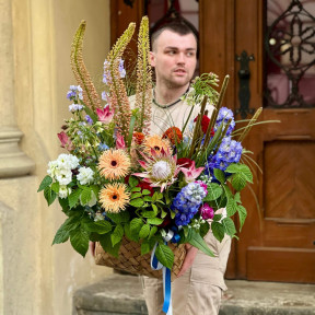 Яскрава вишукана композиція з еремурусом та протеєю «Вибух емоцій»