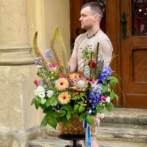 Яскрава вишукана композиція з еремурусом та протеєю «Вибух емоцій»