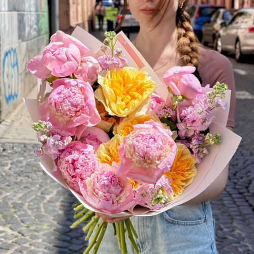 Delicate fragrant bouquet «Sunny Inspiration»