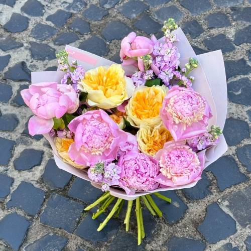 Delicate fragrant bouquet «Sunny Inspiration»