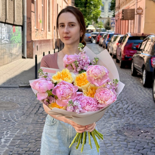Delicate fragrant bouquet «Sunny Inspiration»