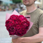 7 бордових півоній Old Faithful у букеті «Смак черешні»