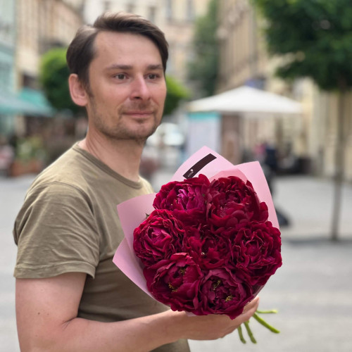 7 бордових півоній Old Faithful у букеті «Смак черешні»