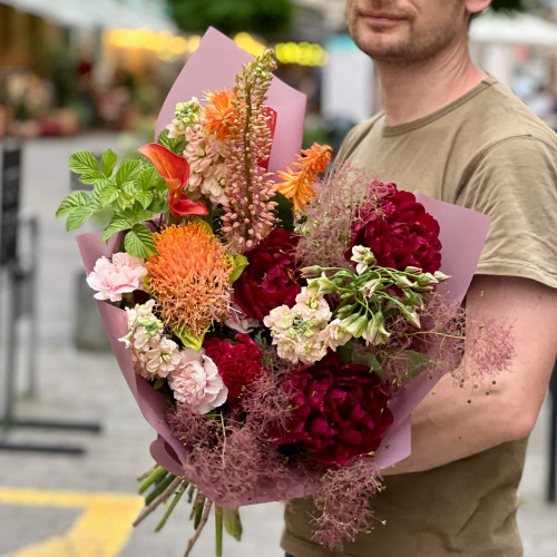 Яскравий стильний букет «Вишнева насолода»