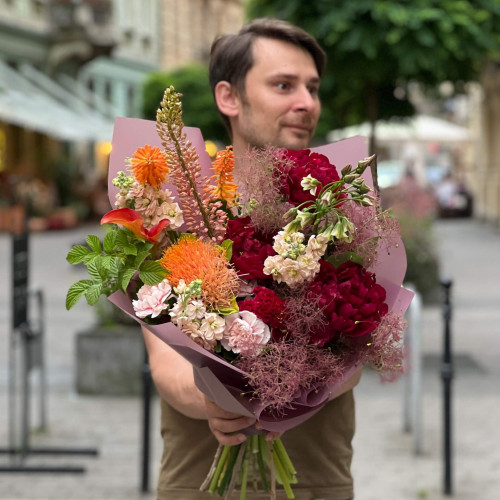 Яскравий стильний букет «Вишнева насолода»