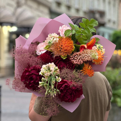 Яскравий стильний букет «Вишнева насолода»