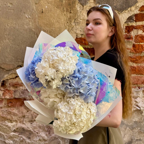 5 гортензій у букеті «Хмаринки в небі»