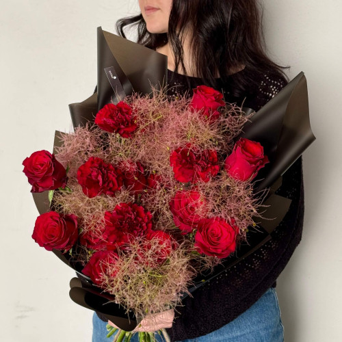 Вишуканий букет з трояндами та діантусами «Рубіновий блиск»