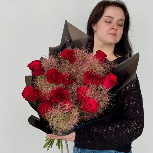 Вишуканий букет з трояндами та діантусами «Рубіновий блиск»