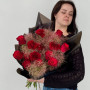 Вишуканий букет з трояндами та діантусами «Рубіновий блиск»