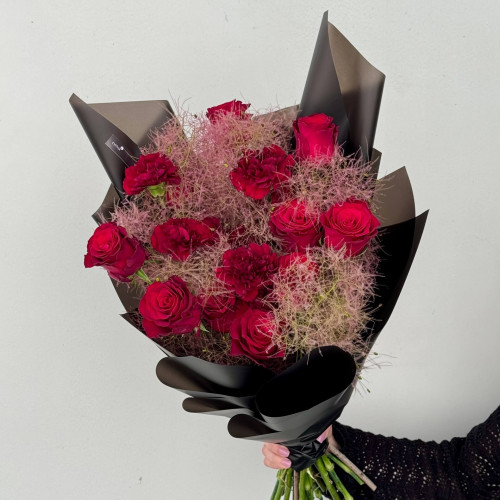Вишуканий букет з трояндами та діантусами «Рубіновий блиск»