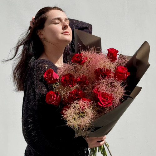 Вишуканий букет з трояндами та діантусами «Рубіновий блиск»