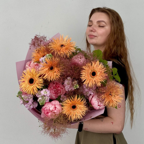 Теплий букет з герберами та півоніями «Сяюча туманність»