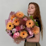 Теплий букет з герберами та півоніями «Сяюча туманність»