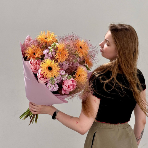 Теплий букет з герберами та півоніями «Сяюча туманність»