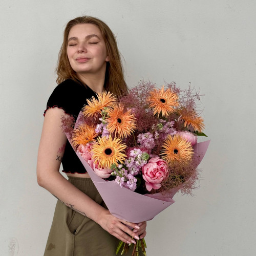Теплий букет з герберами та півоніями «Сяюча туманність»