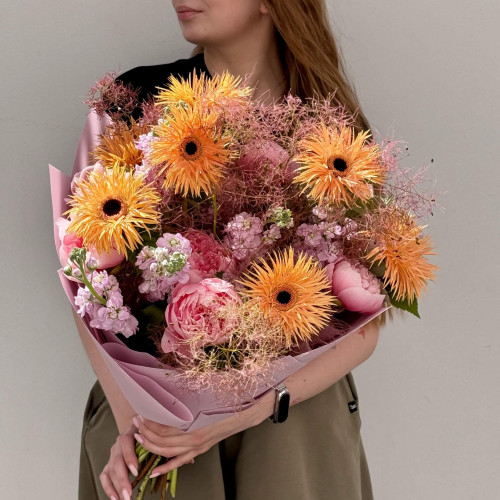 Теплий букет з герберами та півоніями «Сяюча туманність»