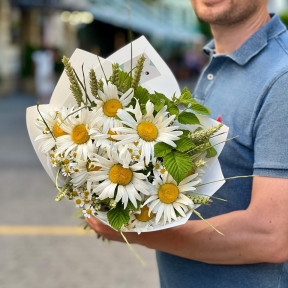 Ніжний польовий букет з ромашками «Літня радість»