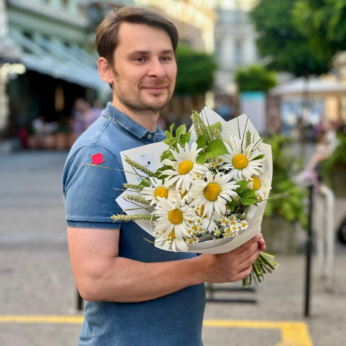 Ніжний польовий букет з ромашками «Літня радість»