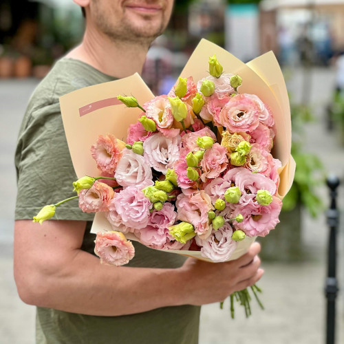 13 гілок еустоми у букеті «Персикова хвиля»