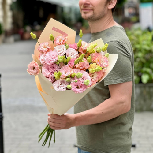 13 гілок еустоми у букеті «Персикова хвиля»