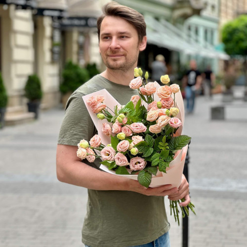 7 eustoma branches of Lisadora Apricot variety with raspberry sprigs in a bouquet «Peach-Mint»
