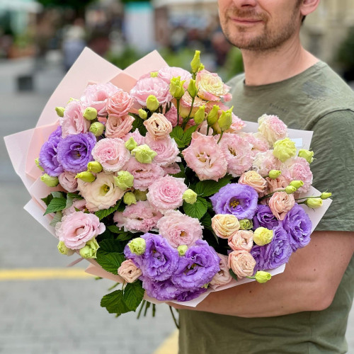 Мікс із 15 гілок еустоми у букеті «Барвистий перелив»