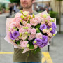 Мікс із 15 гілок еустоми у букеті «Барвистий перелив»