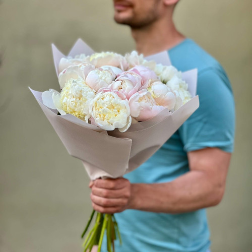 15 ніжних півоній у букеті «Світло мрій»
