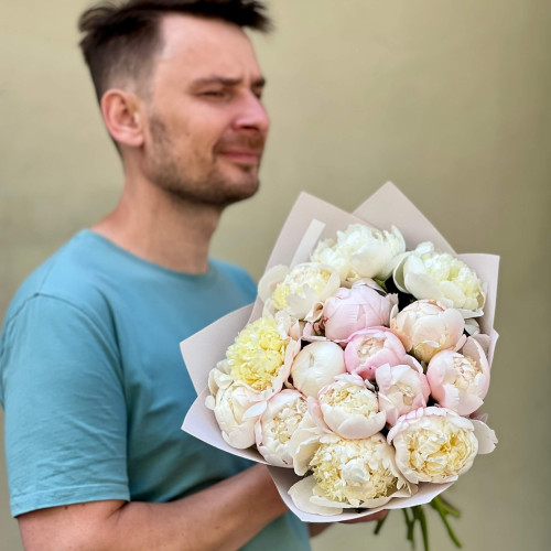 15 ніжних півоній у букеті «Світло мрій»