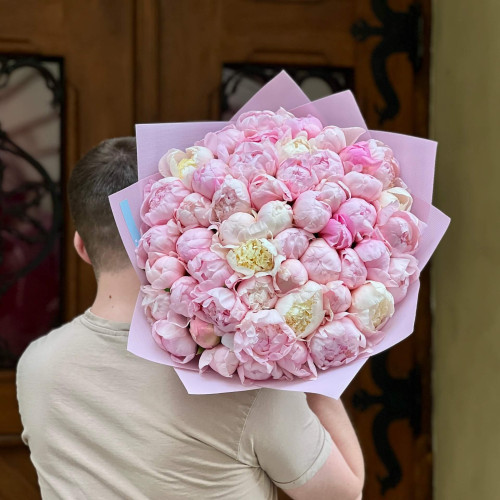 Очаровательный букет из 51 пиона сорта Petticoat Flounce «Зефирные лепестки»