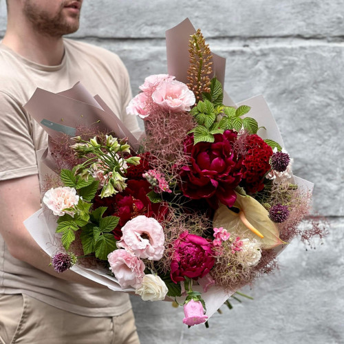 Яскраво-ніжний фактурний букет «Дика вишня»