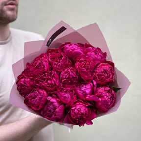 15 темно-малинових півоній у букеті «Ожиновий сік»