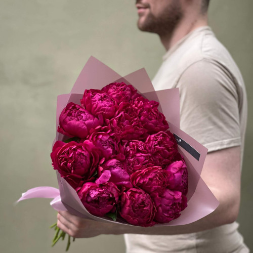 15 темно-малинових півоній у букеті «Ожиновий сік»