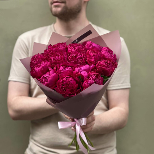 15 темно-малинових півоній у букеті «Ожиновий сік»