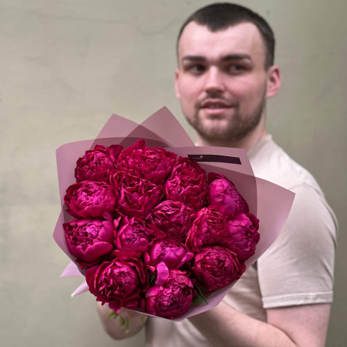 15 темно-малинових півоній у букеті «Ожиновий сік»