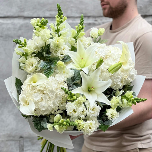 Розкішний букет у біло-зелених відтінках «Літній туман»