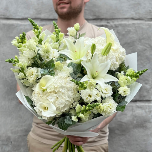 Розкішний букет у біло-зелених відтінках «Літній туман»