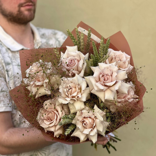 9 пудрових троянд Quicksand у букеті «Трояндовий шепіт»