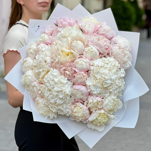 Snow-white duo bouquet with peonies and hydrangea «Moment of Love»