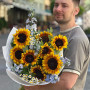 Яркий букет с подсолнухами «В объятиях неба»