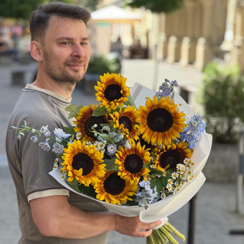 Яркий букет с подсолнухами «В объятиях неба»