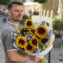 Яркий букет с подсолнухами «В объятиях неба»