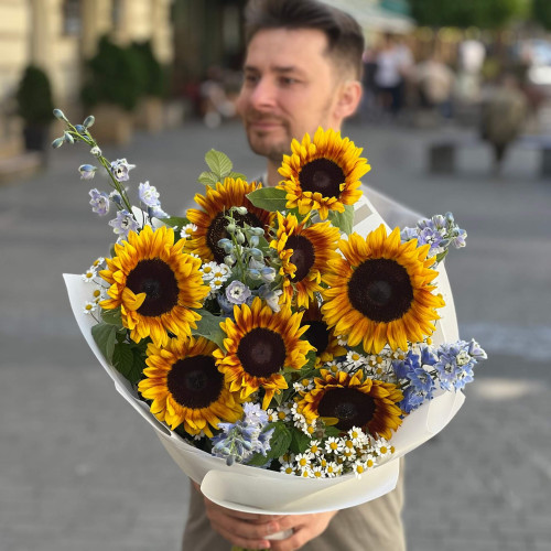 Яркий букет с подсолнухами «В объятиях неба»