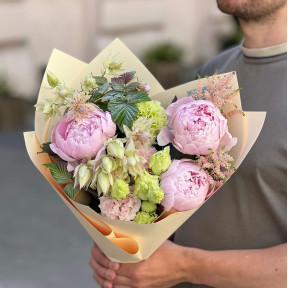 Тендітний букет з півоніями «Ніжність у букеті»