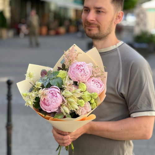 Тендітний букет з півоніями «Ніжність у букеті»