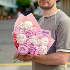 Букет з 11 пухких півоній «Зефірна пастель»